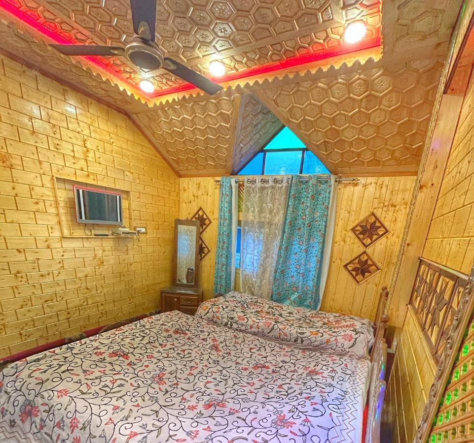 Exotic Young Shreen Houseboat Srinagar  Luaran gambar