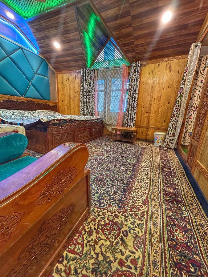 Exotic Young Shreen Houseboat Srinagar  Luaran gambar