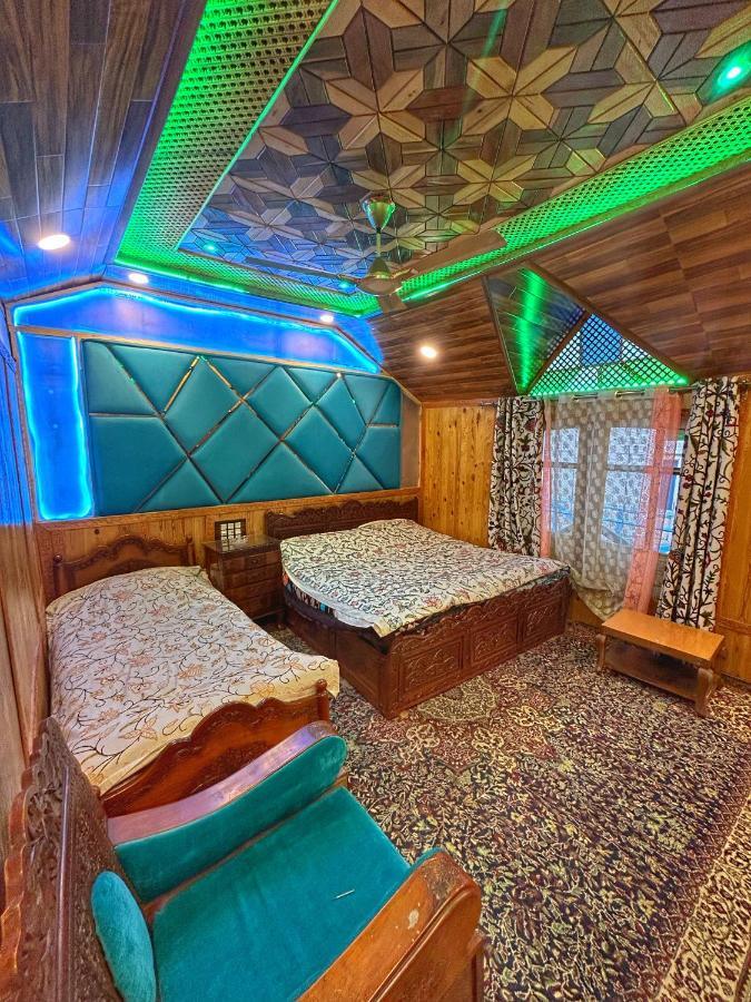 Exotic Young Shreen Houseboat Srinagar  Luaran gambar