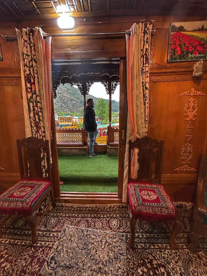 Exotic Young Shreen Houseboat Srinagar  Luaran gambar