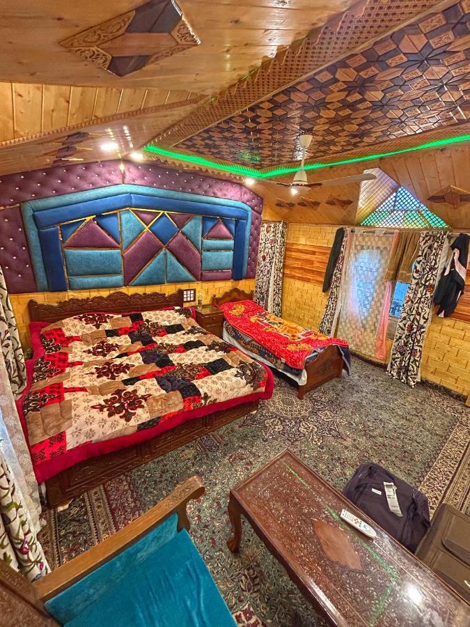 Exotic Young Shreen Houseboat Srinagar  Luaran gambar